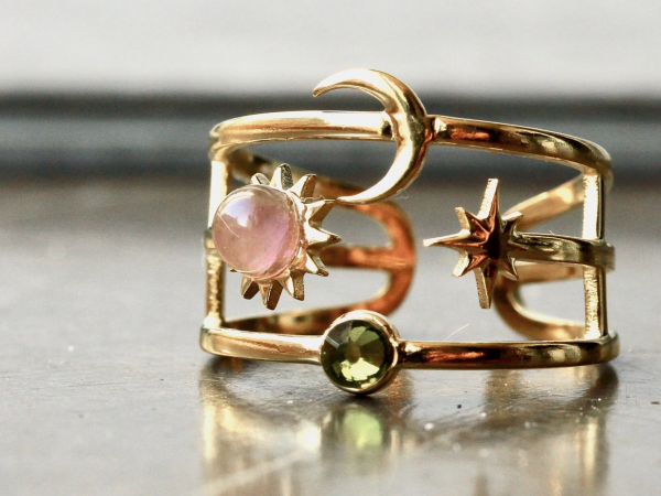 Himmlischer Ring mit Sonne Mond und Sterne mit Amethyst als vergoldeter Astrologie schmuck das perfekte Geschenk für sie